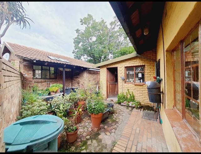 3 BEDROOM EQUESTRIAN PROPERTY FOR SALE IN BLUE HILLS